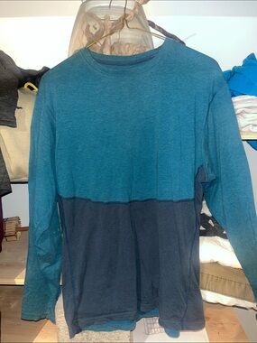 MEC Heather Teal Long Sleeve Top with Yellow Accent men’s large .